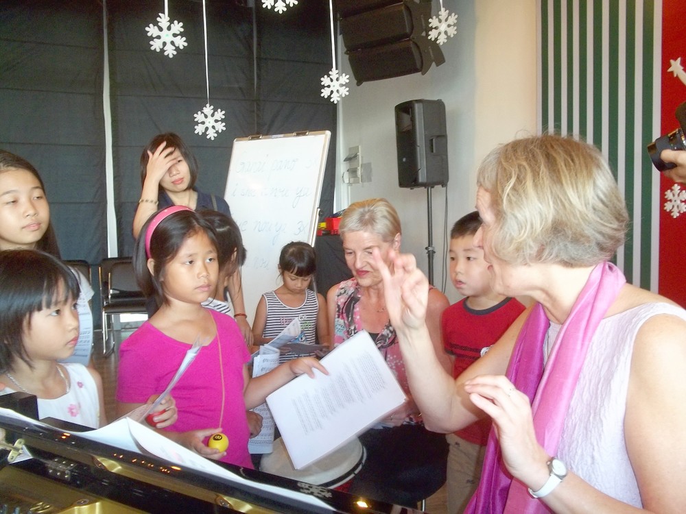 Almut Seebeck guides Erato's students to sing Gypsy songs -Photo: Yume